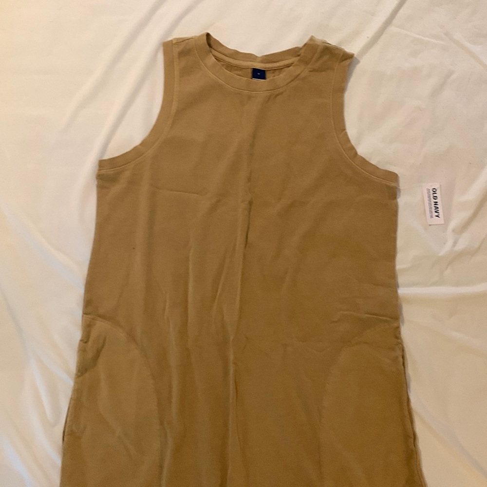 Old Navy, never worn, tags still on, cotton dress with two side pockets.